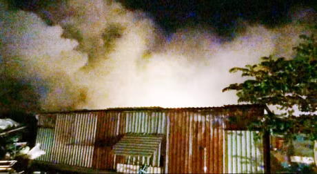 Tại hiện trường, nhiều hàng hóa bên trong bãi chứa phế liệu bị cháy đen, biến dạng.