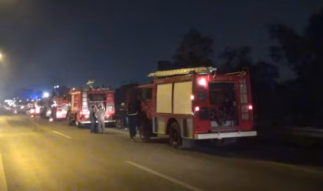 Nhiều người dân dùng nước, bình chữa cháy để dập lửa nhưng không thành công. Ngọn lửa nhanh chóng bao trùm lên bãi chứa phế liệu có diện tích hơn 500m2.