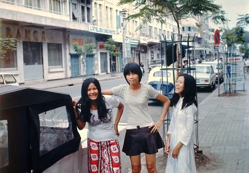 Các thiếu nữ mới lớn trên đường Tự Do (Đồng Khởi), 1970. Ảnh: Smugmug.com
