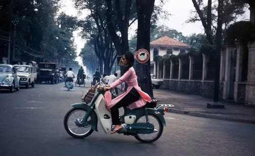 Người đẹp trên xe Honda Cub, 1969. Ảnh: Johnrellis