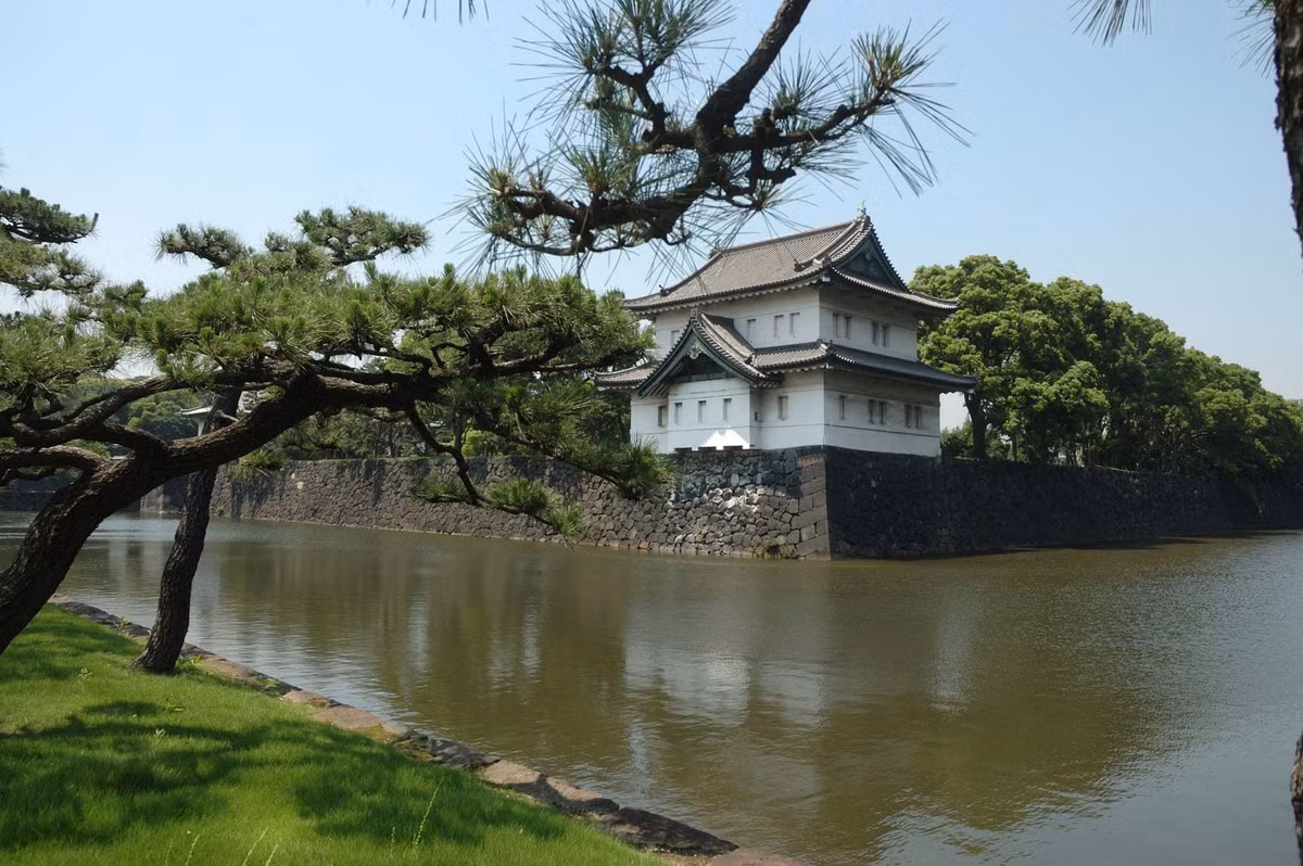 Công trình này được xây dựng trên địa điểm thành Edo xưa, nơi từng là đại bản doanh của chính quyền Mạc phủ Tokugawa - thế lực kiểm soát Nhật Bản từ năm 1603 - 1867. Kể từ năm 1869, Thiên hoàng Minh Trị rời thủ đô từ Kyoto đến Tokyo và chọn nơi đây làm Hoàng cung. Ảnh: Andi.flowrider.ch.