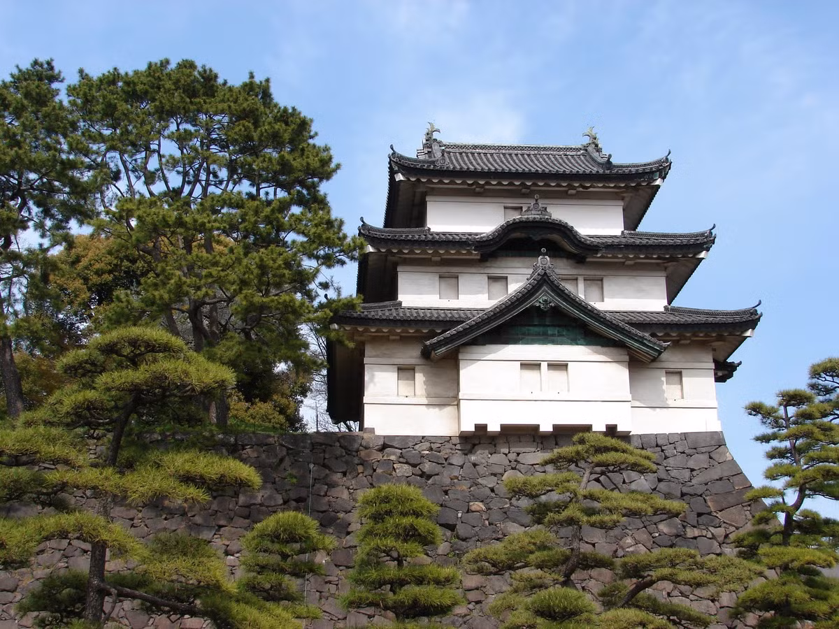 Hoàng cung Tokyo từng bị phá hủy nặng nề vào Chiến tranh thế giới II, nhưng sau đó đã được xây dựng lại tráng lệ như xưa. Ảnh: Countryexplorers.club.