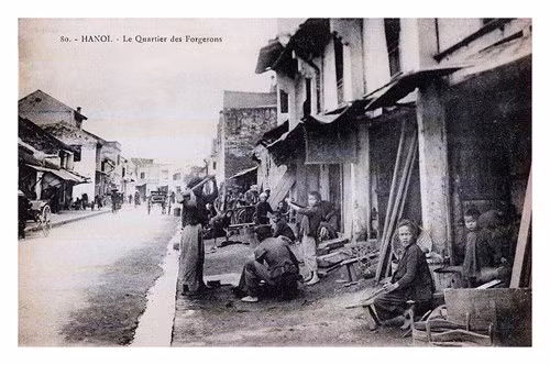 Những người thợ rèn hành nghề trên hè phố Lò Rèn. Ảnh: P. Dufresne