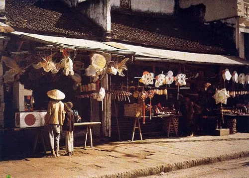 Các cửa hàng bán đồ chơi Trung thu trên phố Hàng Gai, 1915. Ảnh: Albert Kahn