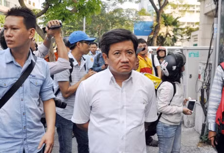 “Luật giao thông đường bộ quy định lòng đường, hè phố chỉ được sử dụng cho mục đích giao thông. Chúng tôi áp dụng luật này, xử lý ngay tất cả các hành vi, vật dụng, công trình trái phép gây cản trở, nguy hiểm cho giao thông. Đây là luật chuyên ngành được ưu tiên áp dụng”, ông Hải nêu quan điểm.