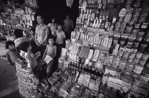 Các loại hàng tiêu dùng nhập ngoại được bày tràn trên vỉa hè Sài Gòn năm 1988. Ảnh: Philip Jones Griffiths.