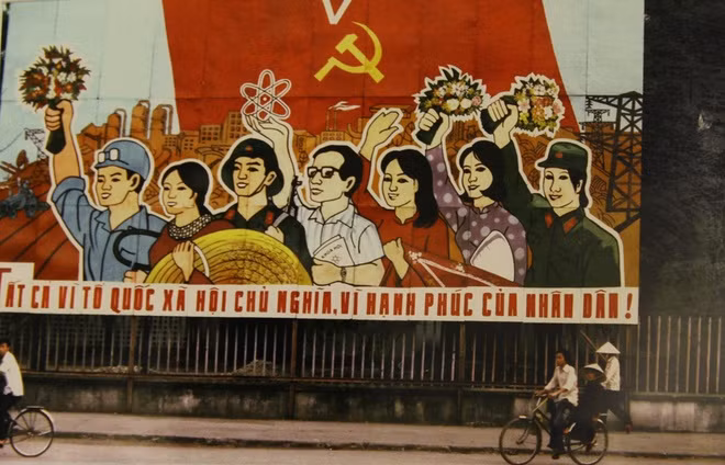 Pa-nô cổ động cho Đại hội Đảng lần thứ V trên vỉa hè Hà Nội, tháng 3/1982. Ảnh: Michel Blanchard.