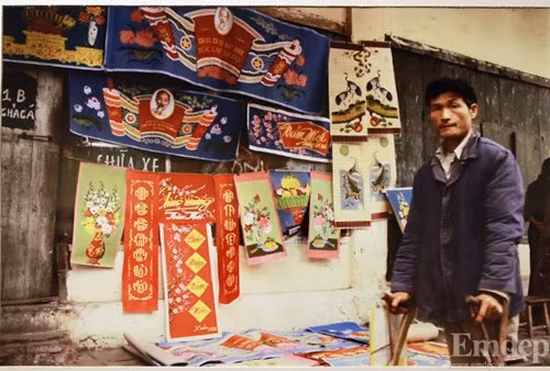 Hàng bán tranh giấy trên hè phố Chả Cá, Hà Nội 1984. Ảnh: Michel Blanchard.