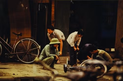 Sửa xe đạp vỉa hè ở Hà Nội năm 1982. Ảnh: Michel Blanchard.