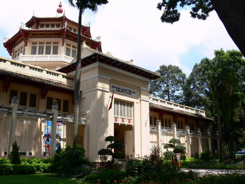 Bảo tàng Lịch sử Việt Nam tại TPHCM, ban đầu là Bảo tàng Blanchard de la Brosse được xây dựng trong trong một khu vườn rộng lớn (sau này là Thảo Cầm Viên Sài Gòn) vào cuối thập niên 1920. Phần giữa công trình có một khối bát giác gợi nhớ quan niệm về bát quái Kinh Dịch với 2 nóc mái lợp ngói ống, có gắn vật trang trí hình phụng, hình rồng cách điệu. Trên cùng, là 4 quả cầu nhỏ dần và đặt chồng lên nhau. Ảnh: Rongcoithit.