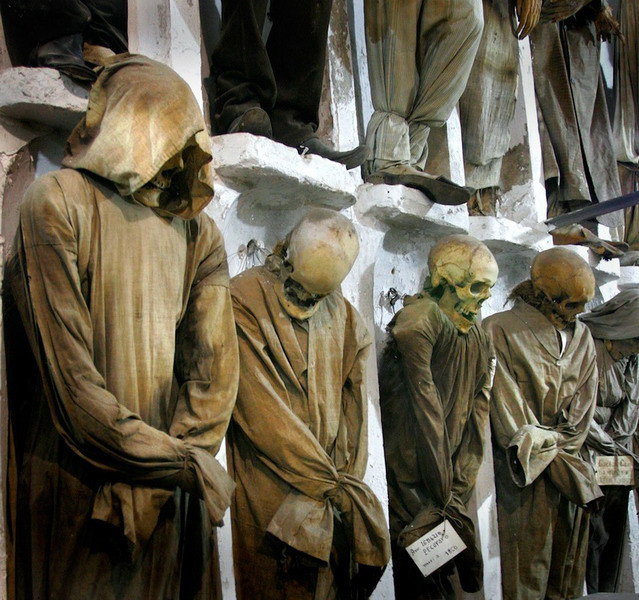 Phương pháp ướp xác tại đây khá đặc biệt. Các tử thi sẽ được treo lên tường trong hầm mộ và được làm cho khô bằng gió truyền qua các ống sứ trong vòng 8 tháng.