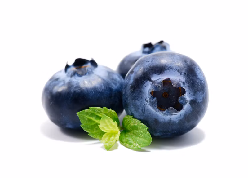 Quả việt quất, còn gọi là sim Úc (blueberry) là loại quả mọng có màu tím hấp dẫn, vị ngọt lịm. Thực nghiệm y học cho thấy hàm lượng anthocyanin cao của việt quất có liên quan tới việc ngăn ngừa một số chứng bệnh về tim mạch, mắt, tiểu đường. giá tham khảo: 195.000 đ/1 hộp 125gr.