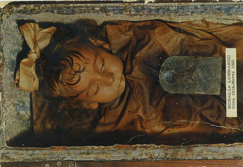 Nhưng xác ướp được cả thế giới biết đến lại là của bé gái 3 tuổi Rosalia Lombardo, qua đời năm 1920 do dịch cúm. Nhìn qua lớp kính của cỗ quan tài, trông cô bé như đang chìm trong giấc ngủ ngon lành. Xác ướp của cô cứng như đá, có thể đưa ra ngoài và dựng đứng trên mặt đất mà không bị đổ.