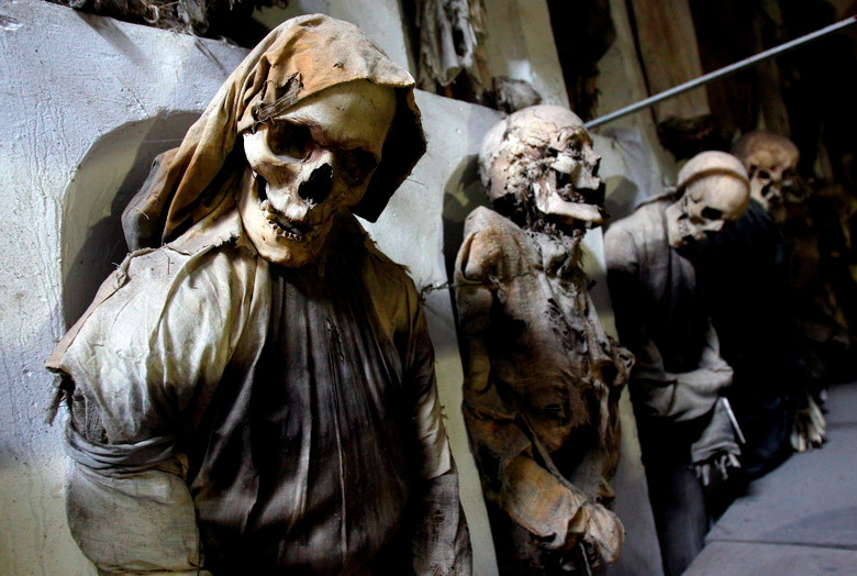 Tuy nhiên, theo quy định của hầm mộ, chỉ những xác ướp được người nhà trả tiền định kỳ mới được đặt ở hầm mộ trung tâm và chăm sóc tận tình.