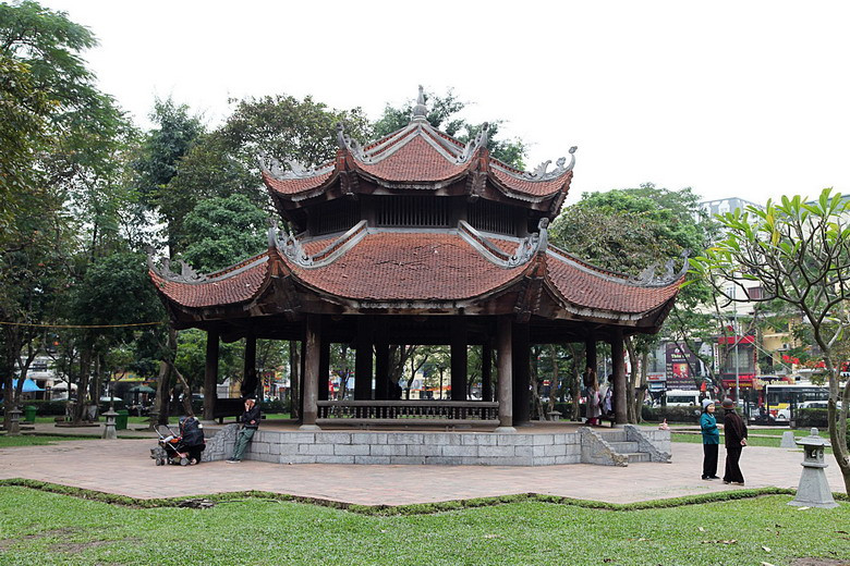 Văn Miếu - Quốc Tử Giám được xây dựng từ năm 1070 ở phía Nam kinh thành Thăng Long, ngày nay là quần thể di tích đa dạng và phong phú hàng đầu của thành phố Hà Nội. Trong vườn cây phía bên trái của khu di tích là một lầu bát giác có kiến trúc rất đẹp. Ảnh: Đăng Định.