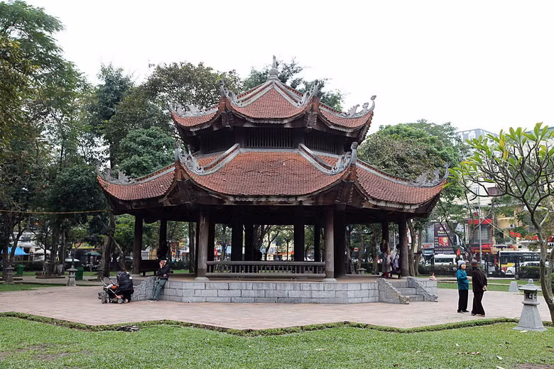 Văn Miếu - Quốc Tử Giám được xây dựng từ năm 1070 ở phía Nam kinh thành Thăng Long, ngày nay là quần thể di tích đa dạng và phong phú hàng đầu của thành phố Hà Nội. Trong vườn cây phía bên trái của khu di tích là một lầu bát giác có kiến trúc rất đẹp. Ảnh: Đăng Định.