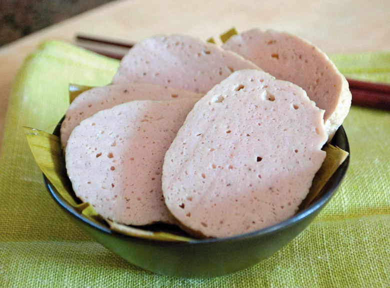 Cơm tám giò chả là món ăn đặc biệt của Hà nội xưa. Với thành phần chính là cơm gạo tám và những miếng giò, chả thơm phức, món này vừa đơn giản như một bữa cơm gia đình, vừa mang sự thanh lịch, sang trọng của người thiết đãi và người được thiết đãi. Thời nay để có được bữa cơm tám giò chả “chính hiệu” thì nên tìm đến những nhà hàng sang trọng, hay một số cửa hàng ở khu phố cổ Hà Nội. Ảnh: Internet.