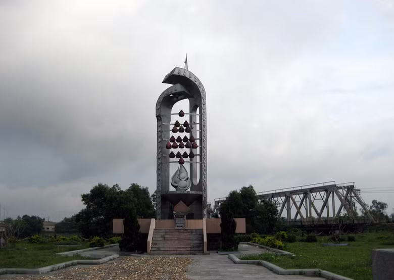 10/4/1972 tại cầu Quảng Trị (nay là cầu Thạch Hãn) bắc qua sông Thạch Hãn đã diễn ra trận đánh cảm tử của 20 chiến sĩ trung đội Mai Quốc Ca nhằm phá cầu, cắt đường viện trợ của địch. Các anh đã bị phát hiện và bao vây bởi 3 tiểu đoàn lính tinh nhuệ của địch, nhưng vẫn kiên cường chiến đấu cho đến khi 19 người hi sinh, một người bị thương nặng và bị bắt giữ. Địa điểm của trận đánh ấy bây giờ là tượng đài mô phỏng 19 giọt máu của 19 người đã ngã xuống vì tổ quốc. Ảnh: Yume.vn.