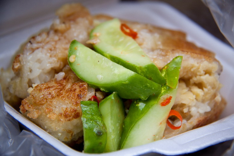 Bánh chưng rán ăn với dưa chuột ngâm dấm.