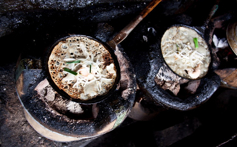 Bánh xéo đang được rán trong chảo.