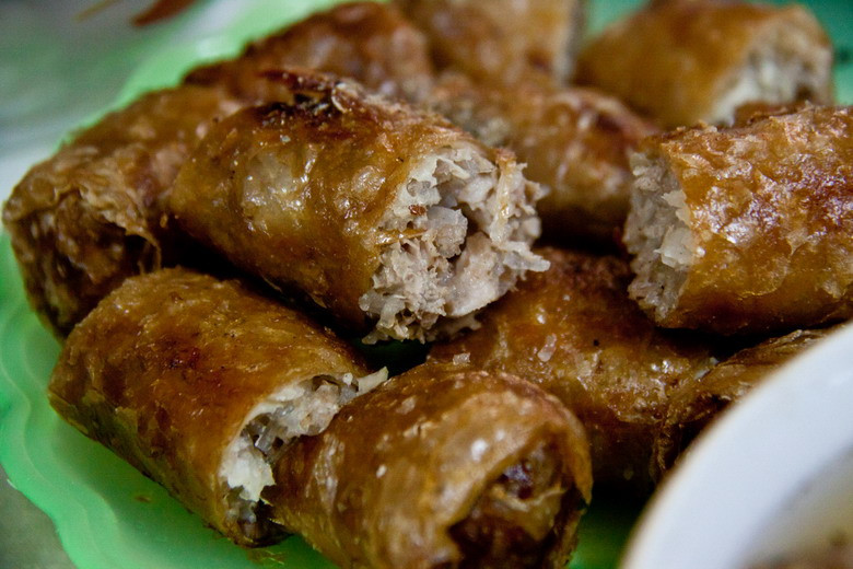 Nem rán, được phương Tây gọi là "nem mùa đông" để phân biệt với nem cuốn hay "nem mùa hè".