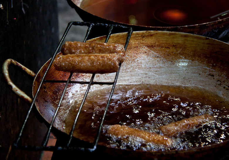 Nem đang được rán trong chảo mỡ sôi sục.