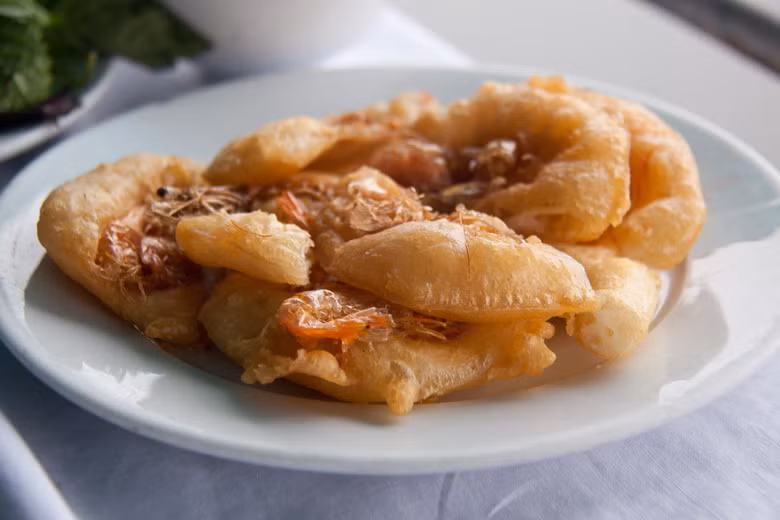 Bánh tôm Tây Hồ, đặc sản không thể bỏ qua của Hà Nội.