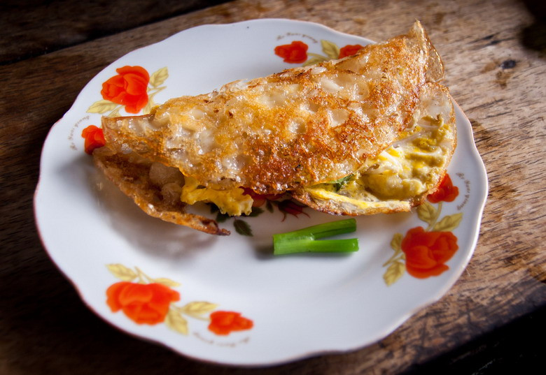 Bánh xèo, giòn rụm và đầy ắp hương vị.