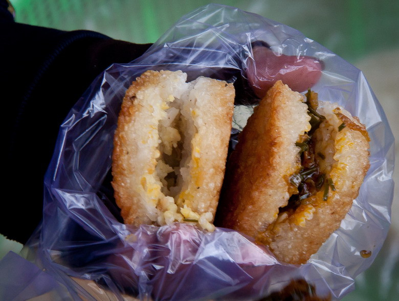 "Phiên bản" bánh gạo nếp rán có nhân thịt, rau.