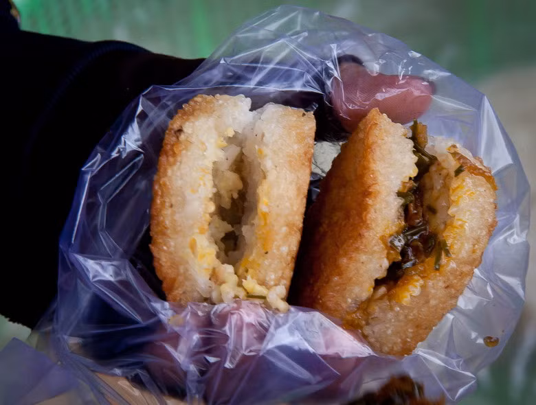 "Phiên bản" bánh gạo nếp rán có nhân thịt, rau.