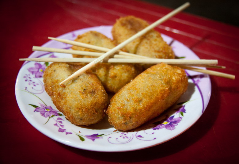 Chả viên chiên với những chiếc xiên bằng tre trong một quán bia.
