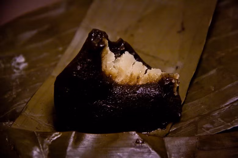 Bánh ít lá gai, món bánh ngọt đặc sản ở khu vực miền Trung. Ở miền Bắc, món bánh này có hình vuông và dẹt.