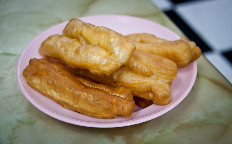 Quẩy rán, "phụ kiện" tuyệt vời khi ăn kèm với phở, bún.