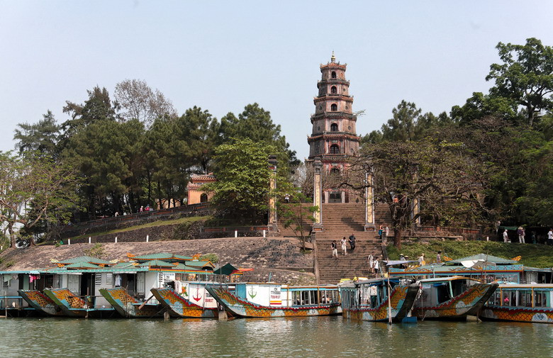 Tháp Phước Duyên là một biểu tượng nổi tiếng gắn liền với chùa Thiên Mụ và Cố đô Huế. Tháp bảy tầng, hình bát giác, cao 21m, xây dựng ở phía trước chùa. Mỗi tầng tháp đều có thờ tượng Phật. Bên trong có cầu thang hình xoắn ốc dẫn lên tầng trên cùng. Đây là ngọn tháp được coi là tháp bát giác cổ cao nhất ở Việt Nam. Ảnh: Flickr.