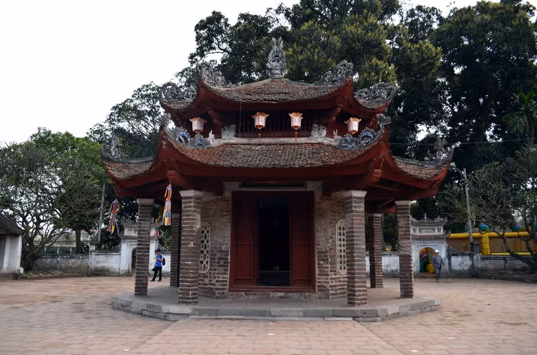 Chùa Láng (Chiêu Thiền tự) là ngôi chùa có từ thời Lý, được xây ở làng Láng, nay thuộc phường Láng Thượng, quận Đống Đa, Hà Nội. Điểm nhấn về nghệ thuật kiến trúc phong thủy của chùa là nhà bát giác ở giữa sân chùa, với mái chồng, 2 tầng, 16 mái với những đầu đao cong vút, uốn lượn rất thanh thoát. Đỉnh nóc được đắp họa tiết 4 con phượng đang múa uyển chuyển. Tầng mái bên trên đắp 8 con rồng cuộn tượng trưng cho sự tồn tại của 8 triều vua nhà Lý. Ảnh: Phạm Ngọc Quyết.