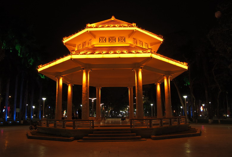 Nhà kèn tại Hải Phòng là công trình kiến trúc do người Pháp xây dựng cùng thời điểm xây dựng với Nhà kèn Hà Nội để làm nơi binh lính tập chơi kèn vào chiều thứ bảy, sáng chủ nhật hàng tuần. Cả nhà kèn ở Hà Nội và Hải Phòng đều được thiết kế để âm thanh vang rất to dù không hề có tường bao. Bí quyết nằm ở thiết kế trần nhà. Ảnh: Quang Dần.