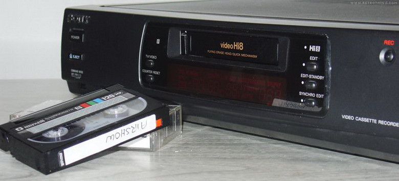 Băng video VHS được sử dụng với “đầu video” - được coi là một tài sản có giá trị trong nhà. Gia đình nào sở hữu một chiếc đầu video Nhật xịn của Panasonic hay Sony bày phòng khách thì tha hồ “oai” với hàng xóm láng giềng.