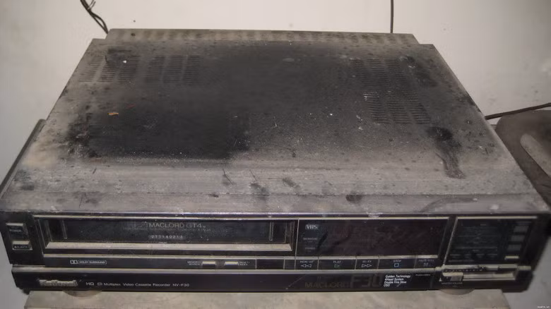 Những chiếc đầu video - niềm tự hào một thuở - giờ đây trở thành “đồ cổ”, đem cho chưa chắc có người lấy, trừ… dân buôn đồng nát. Ảnh: Internet.