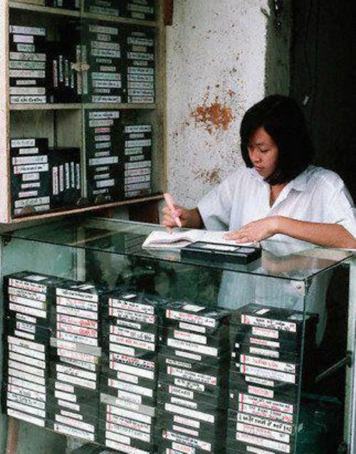 Cùng với sự thịnh hành của băng video là sự nở rộ của những hàng cho thuê băng. Giá thuê thường là 1.000 đồng 1 ngày, sau tăng dần lên 2.000 đồng. Các hàng cho thuê băng có đủ mọi thể loại phim như chưởng Tàu, hành động Mỹ, tâm lý xã hội, hoa hậu áo tắm, thậm chí là cả… “phim con heo”.