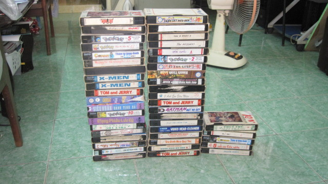 Đã có đầu video là phải có một chồng băng video cao ngất chất trong tủ. Cứ lúc nào rảnh rỗi là mọi người lại bật video lên xem. Trẻ em mê hoạt hình, người lớn thì mê phim truyện… Có khi cả xóm tụ tập tại một nhà có đầu video để xem phim, không khí rất rôm rả.