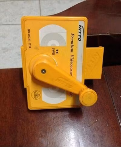 Những cái tua băng bằng tay như thế này có thể tìm thấy ở mọi cửa hàng bách hóa. Mặc dù đầu video cũng có chức năng tua băng, nhưng mọi người cho rằng tua bằng tay thì sẽ đỡ hại cho đầu hơn.