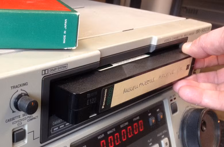 Tiếng kêu "xoành xoạch" khi đầu video "nuốt" băng là một âm thanh khó quên trong thời kỳ hoàng kim của băng video.