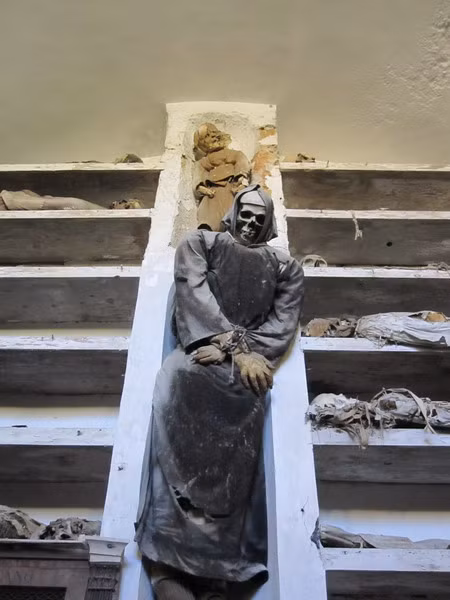 Nếu không được trả tiền, xác ướp sẽ bị dọn sang chỗ kém trang trọng hơn, có thể là bị xếp lên giá thay vì được treo trên tường. Sau nhiều thế kỷ, có rất nhiều xác ướp vô chủ ở hầm mộ tu viện Capuchin.