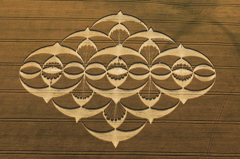Các địa điểm crop circle xuất hiện đã trở thành nơi thu hút rất đông khách du lịch từ khắp nơi trên thế giới đến tham quan và tìm hiểu.