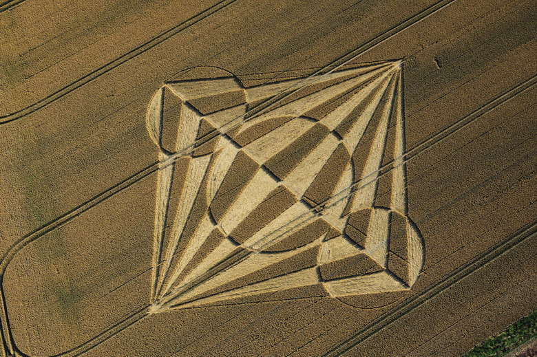 Tóm lại, sau nhiều thập kỷ nghiên cứu, hiện tượng “vòng tròn trên cánh đồng” vẫn là một ẩn số đối với nhân loại. Hi vọng rằng lời giải đáp xác đáng về hiện tượng này sẽ được tìm thấy trong một tương lai không xa. Ảnh: Internet.