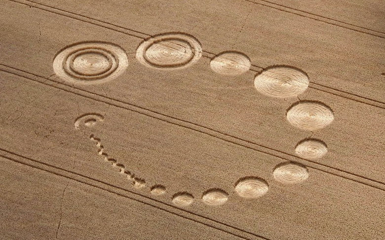 Nhiều crop circle có kết cấu tuân thủ các nguyên tắc toán học chặt chẽ. Nhà thiên văn học, giáo sư người Mỹ nổi tiếng Gerald S.Hawkins nhận xét rằng những “người” tạo ra crop cirle có một kiến thức sâu rộng về hình học phẳng Eculid.