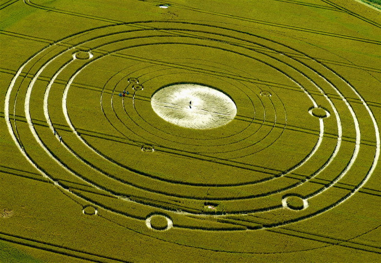 Đến những năm 1990, các crop circle xuất hiện ngày càng nhiều và trở thành một hiện tượng thu hút sự quan tâm của giới nghiên cứu cũng như khách du lịch.
