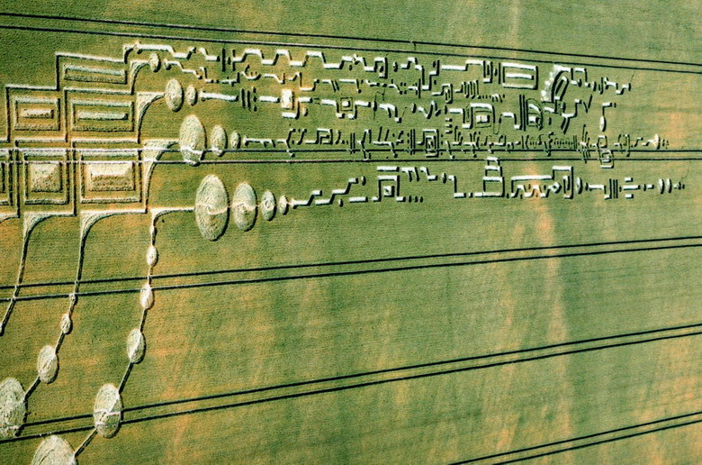 Giả thiết được nhiều người biết đến nhất có lẽ là người ngoài hành tinh hay một nền văn minh bí mật có trình độ phát triển cao hơn con người đã tạo ra những họa tiết trên cánh đồng như một thông điệp của họ gửi đến loài người.