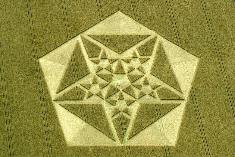 Các vòng tròn bí ẩn đã từng được ghi nhận trong sử sách từ thế kỷ 14. Trong các thế kỷ sau đó, sự xuất hiện của crop circle cũng được báo cáo rải rác tại nhiều khu vực khác nhau.