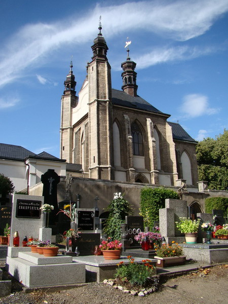 Tọa lạc ở ngoại ô thành phố Kutná Hora của Cộng hòa Séc, nhìn từ phía ngoài, Sedlec Ossuary không có gì đặc biệt. Đó chỉ là một nhà thờ nhỏ có từ thời Trung cổ, được xây theo kiểu kiến trúc Gothic thông thường.